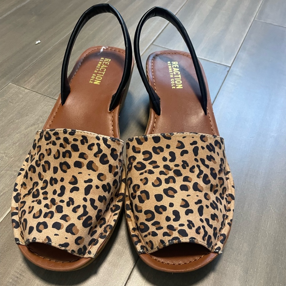 Reaction Kenneth Cole Tan and Black Slingback Sandals